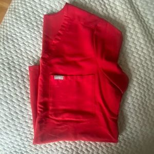 Figs winning red medium 1 pocket top